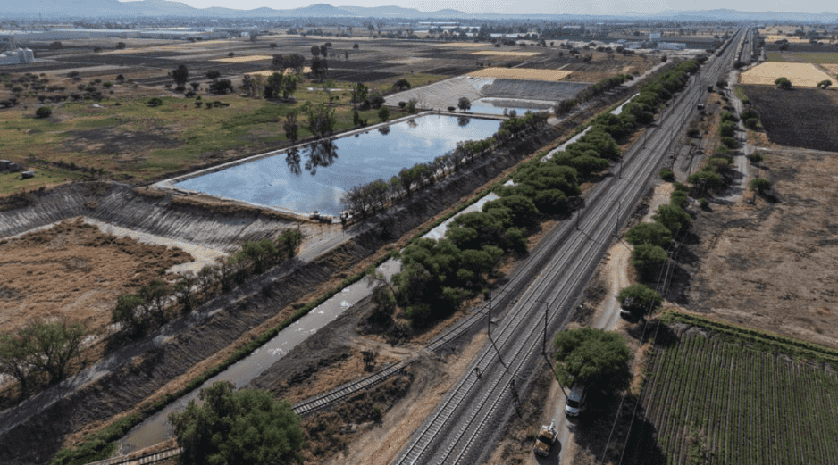 La construcción y operación del tren genera miles de empleos directos e indirectos, además de atraer inversión a las zonas aledañas a las estaciones. PROYECTOS MÉXICO