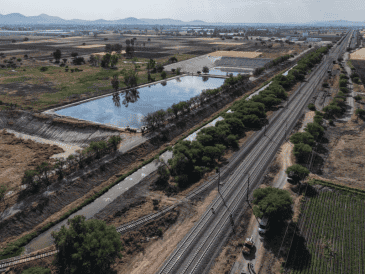 La construcción y operación del tren genera miles de empleos directos e indirectos, además de atraer inversión a las zonas aledañas a las estaciones. PROYECTOS MÉXICO