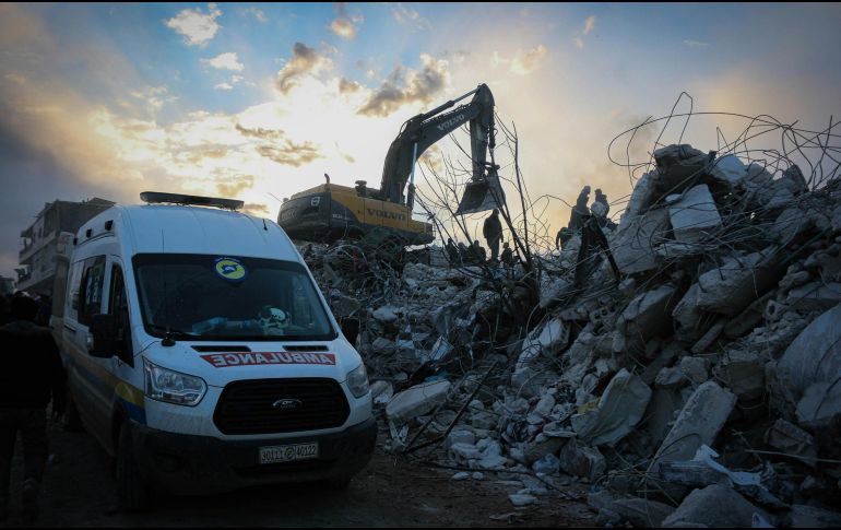 Los equipos de rescate buscan sobrevivientes entre los escombros tras un sismo. ESPECIAL / CANVA