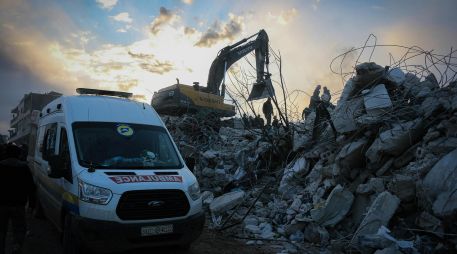 Los equipos de rescate buscan sobrevivientes entre los escombros tras un sismo. ESPECIAL / CANVA