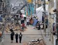 Personas caminan frente a edificaciones afectadas por el terremoto de magnitud 7.4 este viernes en Pereira, Colombia. EFE/C. Ortega