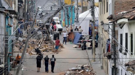 Personas caminan frente a edificaciones afectadas por el terremoto de magnitud 7.4 este viernes en Pereira, Colombia. EFE/C. Ortega