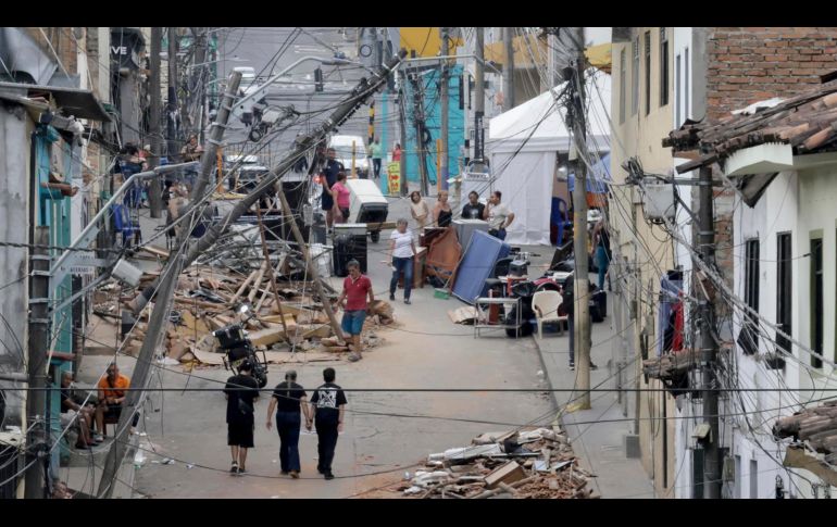Personas caminan frente a edificaciones afectadas por el terremoto de magnitud 7.4 este viernes en Pereira, Colombia. EFE/C. Ortega