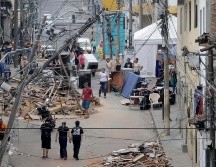 Personas caminan frente a edificaciones afectadas por el terremoto de magnitud 7.4 este viernes en Pereira, Colombia. EFE/C. Ortega