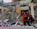 El equipo de Búsqueda y Rescate de Indonesia se encarga de realizar labores de búsqueda ante los sismos registrados. EFE