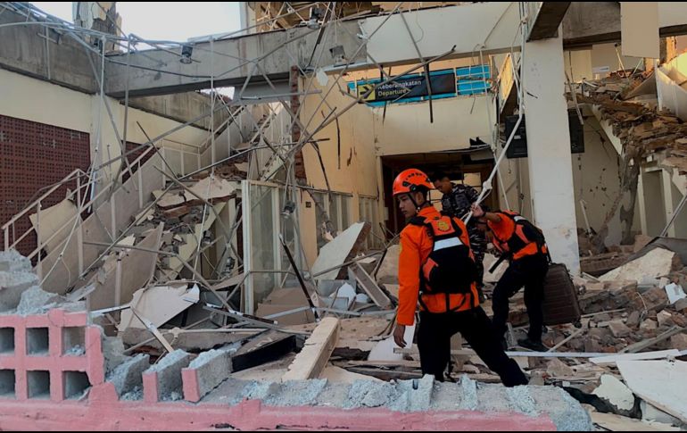 El equipo de Búsqueda y Rescate de Indonesia se encarga de realizar labores de búsqueda ante los sismos registrados. EFE
