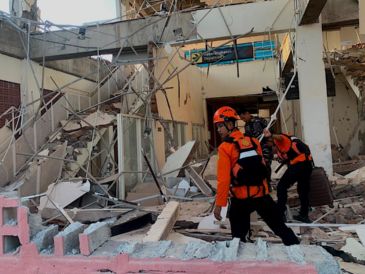 El equipo de Búsqueda y Rescate de Indonesia se encarga de realizar labores de búsqueda ante los sismos registrados. EFE