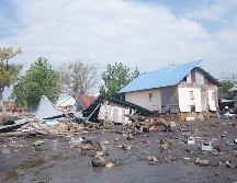 alrededor de 2 mil residentes fueron evacuados de las zonas costeras tras el fuerte temblor en Indonesia. EFE / I. KUNDA