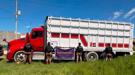 Los uniformados verificaron el número de serie y confirmaron que se trataba de una camioneta Chevrolet Silverado que contaba con reporte de robo en Guanajuato. ESPECIAL