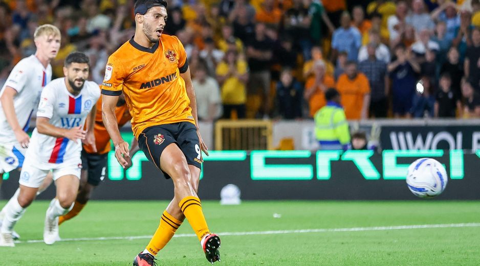 Raúl Jiménez vuelve al Wolverhampton tras recuperar su mejor versión y con el reto de devolver al club a la Premier League. AFP.
