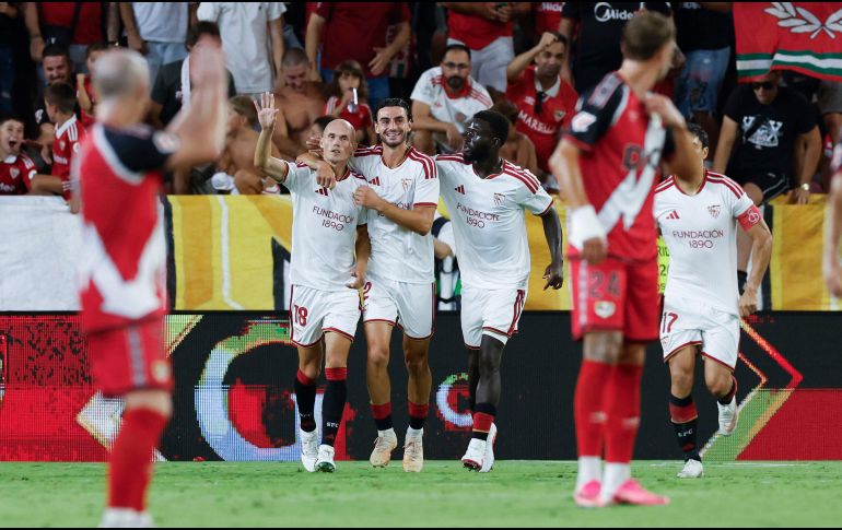 Sevilla y Alavés comenzaron La Liga con remontadas ante Rayo Vallecano y Getafe, respectivamente, en una jornada marcada por penales, expulsiones y polémica arbitral. EFE
