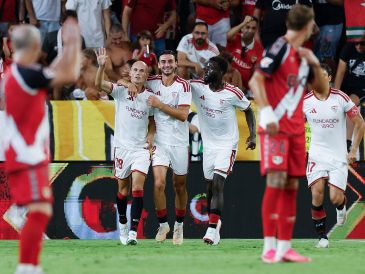 Sevilla y Alavés comenzaron La Liga con remontadas ante Rayo Vallecano y Getafe, respectivamente, en una jornada marcada por penales, expulsiones y polémica arbitral. EFE
