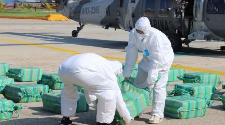Además de la droga incautada, elementos navales lograron la detención de dos sospechosos. ESPECIAL/SEMAR