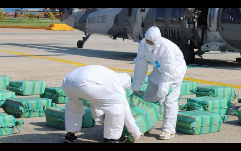 Además de la droga incautada, elementos navales lograron la detención de dos sospechosos. ESPECIAL/SEMAR
