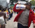 Personas organizan insumos en un centro de acopio este miércoles, en Bogotá. EFE/P. Seco