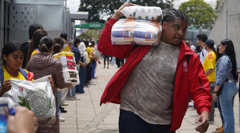 Personas organizan insumos en un centro de acopio este miércoles, en Bogotá. EFE/P. Seco