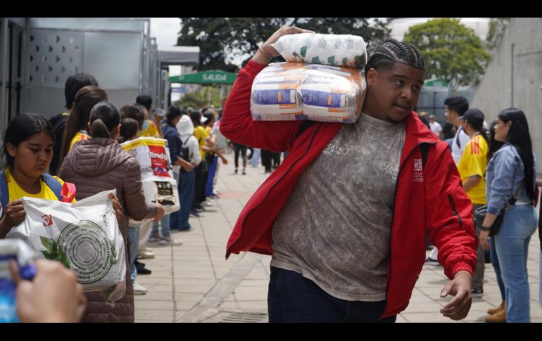 Personas organizan insumos en un centro de acopio este miércoles, en Bogotá. EFE/P. Seco