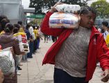 Personas organizan insumos en un centro de acopio este miércoles, en Bogotá. EFE/P. Seco