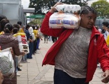 Personas organizan insumos en un centro de acopio este miércoles, en Bogotá. EFE/P. Seco