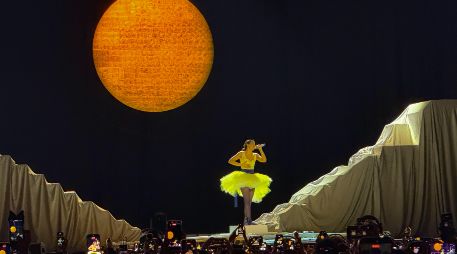 La intérprete española dominó el escenario de la Arena VFG y ofreció una velada inolvidable a los 14 mil fanáticos que la acompañaron. EL INFORMADOR/ H. Navarro