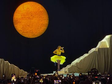 La intérprete española dominó el escenario de la Arena VFG y ofreció una velada inolvidable a los 14 mil fanáticos que la acompañaron. EL INFORMADOR/ H. Navarro