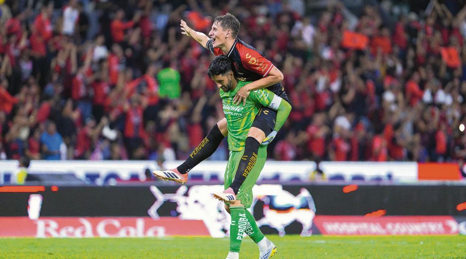El arquero colombiano Camilo Vargas se convirtió en el salvador rojinegro de esta velada de aniversario al detener un penal a Brunetta que habría significado el empate. IMAGO7