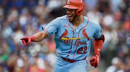 El novato tiene sus primeras participaciones en el encuentro entre Cardinals y Cubs en el que hace historia dando ventaja de 3-0 con un cuadrangular de dos carreras. AP