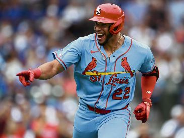 El novato tiene sus primeras participaciones en el encuentro entre Cardinals y Cubs en el que hace historia dando ventaja de 3-0 con un cuadrangular de dos carreras. AP