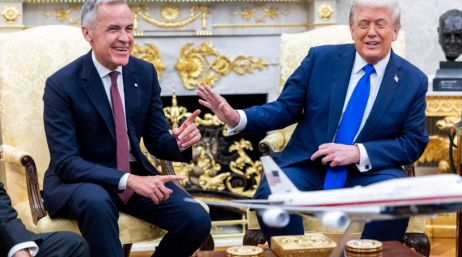 Imagen de archivo del presidente de Estados Unidos, Donald Trump, junto con el primer ministro canadiense, Mark Carney en la Casa Blanca en Washington. EFE/S. THEW