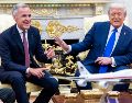 Imagen de archivo del presidente de Estados Unidos, Donald Trump, junto con el primer ministro canadiense, Mark Carney en la Casa Blanca en Washington. EFE/S. THEW