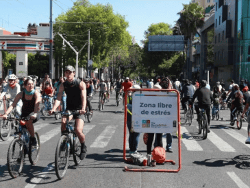 Para garantizar que la experiencia sea positiva y segura para todos los asistentes, las autoridades mantienen un operativo constante en los cruces vehiculares que permanecen habilitados. EL INFORMADOR/ ARCHIVO