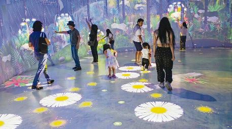 Simula un bosque mesófilo de montaña donde el piso interactivo reacciona al caminar de las personas con elementos visuales como flores. EL INFORMADOR/ N. Andrade