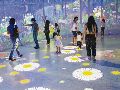 Simula un bosque mesófilo de montaña donde el piso interactivo reacciona al caminar de las personas con elementos visuales como flores. EL INFORMADOR/ N. Andrade
