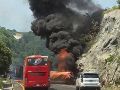 Una volcadura de tractocamión, seguida de un incendio, provocó el cierre de la autopista a la altura de Tuxpan. ESPECIAL/ UEPCBJ.