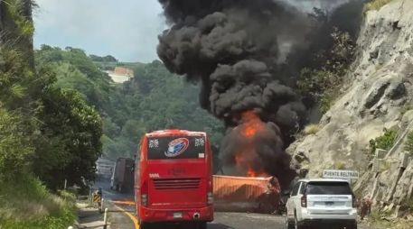 Una volcadura de tractocamión, seguida de un incendio, provocó el cierre de la autopista a la altura de Tuxpan. ESPECIAL/ UEPCBJ.