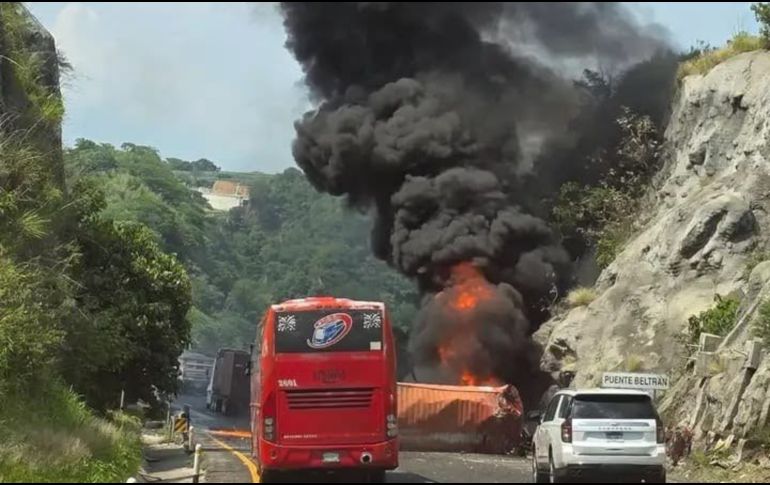 Una volcadura de tractocamión, seguida de un incendio, provocó el cierre de la autopista a la altura de Tuxpan. ESPECIAL/ UEPCBJ.
