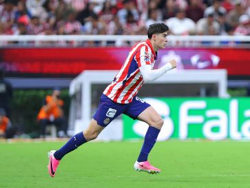 Olympiacos aumenta su oferta por Armando González, pero Chivas mantiene firme su postura y exige el pago de la cláusula de rescisión. IMAGO7.
