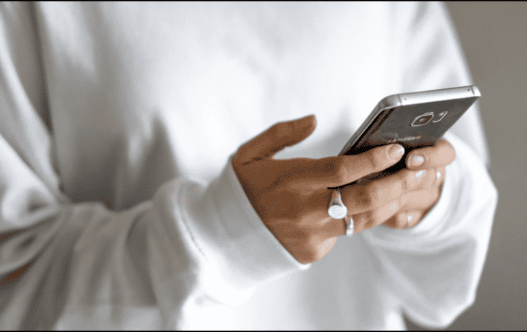 Si el teléfono ya no tiene datos móviles, puedes conectarlo a una red Wi-Fi para realizar el procedimiento. CANVA