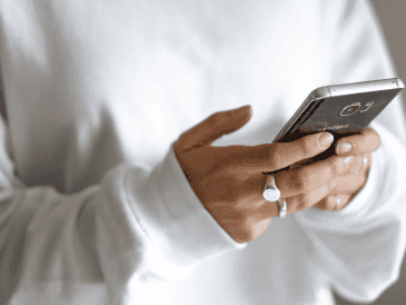 Si el teléfono ya no tiene datos móviles, puedes conectarlo a una red Wi-Fi para realizar el procedimiento. CANVA