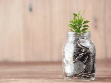 El trabajador puede recibir el equivalente a 30 días de su último salario base de cotización. CANVA