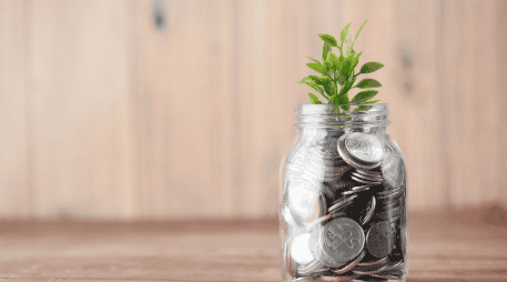 El trabajador puede recibir el equivalente a 30 días de su último salario base de cotización. CANVA
