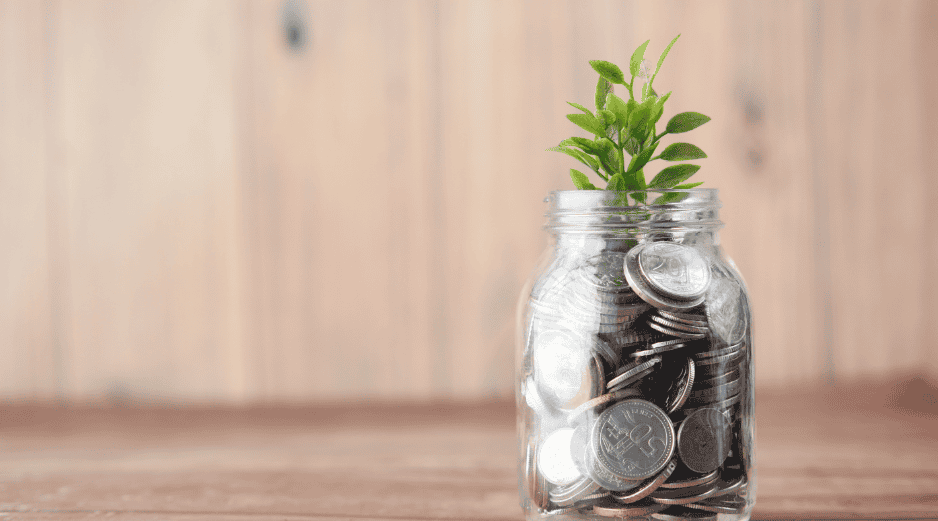 El trabajador puede recibir el equivalente a 30 días de su último salario base de cotización. CANVA