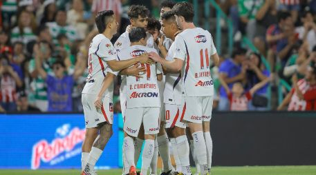 Chivas sufrió ante Santos, pero un penal convertido por Ricardo Marín en el cierre le dio el triunfo en Torreón. IMAGO7.