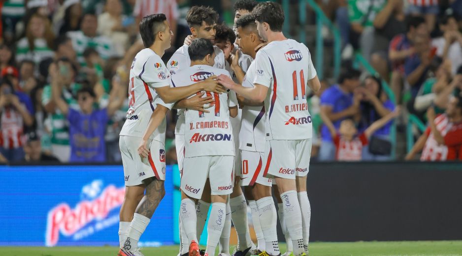 Chivas sufrió ante Santos, pero un penal convertido por Ricardo Marín en el cierre le dio el triunfo en Torreón. IMAGO7.