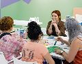 La artista Alejandra Ruiz Rincón involucra a las asistentes en el proceso creativo. CORTESÍA