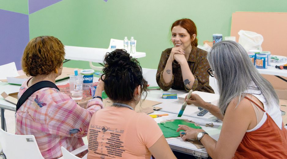 La artista Alejandra Ruiz Rincón involucra a las asistentes en el proceso creativo. CORTESÍA