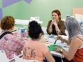 La artista Alejandra Ruiz Rincón involucra a las asistentes en el proceso creativo. CORTESÍA