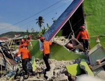 En las últimas 24 horas, el Gobierno indonesio subió de 53 a 68 el total de fallecidos por este sismo, que también causó heridas de variada gravedad a 213 personas. EFE/BASARNAS