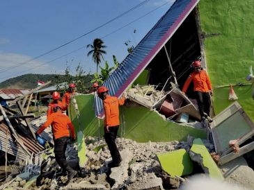 En las últimas 24 horas, el Gobierno indonesio subió de 53 a 68 el total de fallecidos por este sismo, que también causó heridas de variada gravedad a 213 personas. EFE/BASARNAS