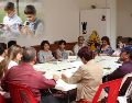Como parte de la estrategia nacional que se sigue en torno al uso de celulares en las aulas de las escuelas de educación básica del país, durante las actividades del Consejo Técnico Escolar, más de 2 millones de maestros de nivel básico podrán emitir su opinión respecto de la propuesta. ESPECIAL / EL INFORMADOR y CANVA
